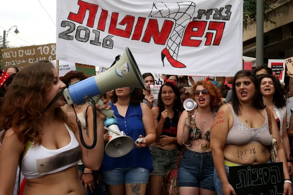 Activistas israelíes protestan contra las violaciones y abuso sexual a las mujeres.