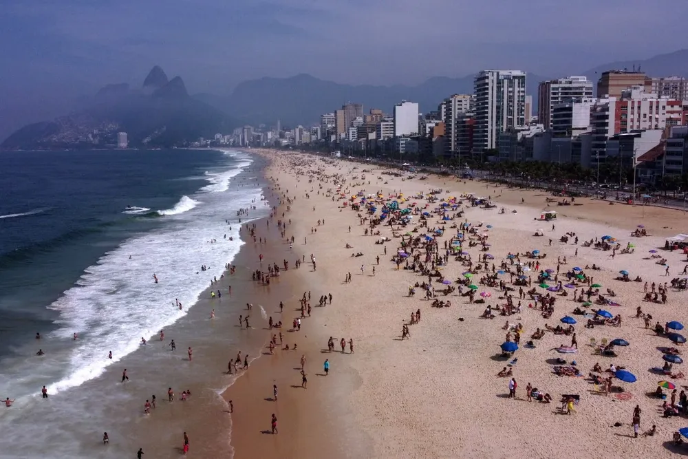 Vista aérea de personas disfrutando de la playa de Ipanema en Río de Janeiro, Brasil, el 6 de septiembre de 2020, en medio de la pandemia.