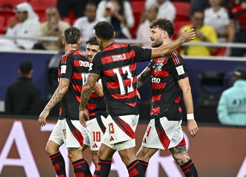 Danilo, Leo Pereira, Jorge Carrascal y Giorgian de Arrascaeta celebran uno de los goles de Flamengo