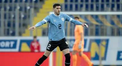 Agustín Rogel en su debut con la selección uruguaya