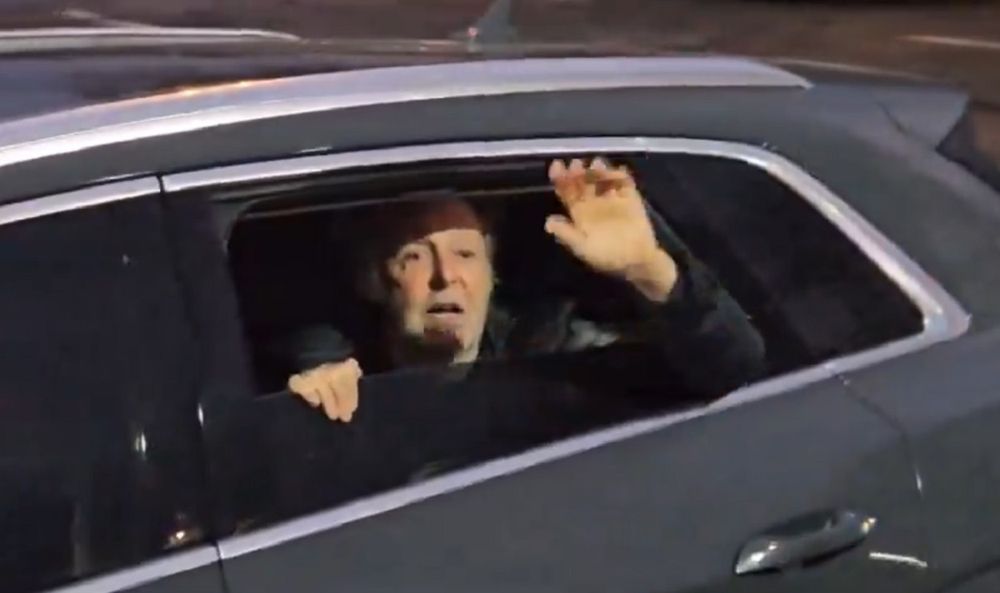 Así saludaba Paul McCartney a los fans