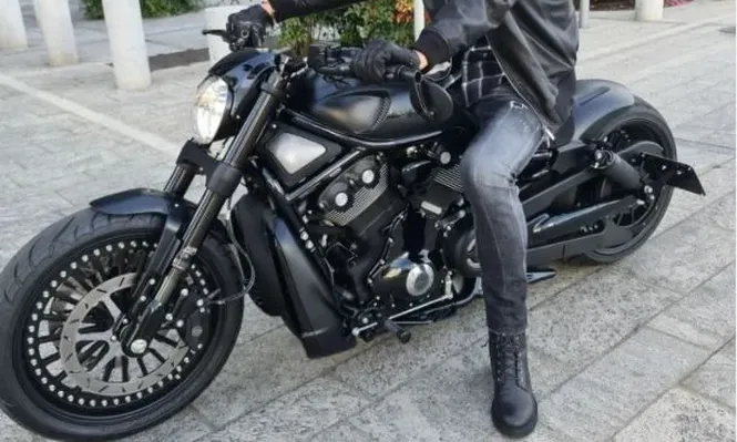 Zlatan Ibrahimovic en su moto Harley Davidson V-Rod