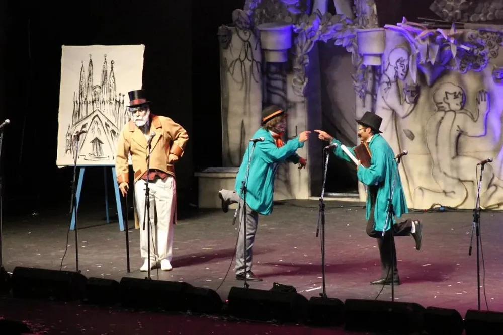 Federico Pereyra interpretando a Gaudí junto a otros dos integrantes de Aristophanes.