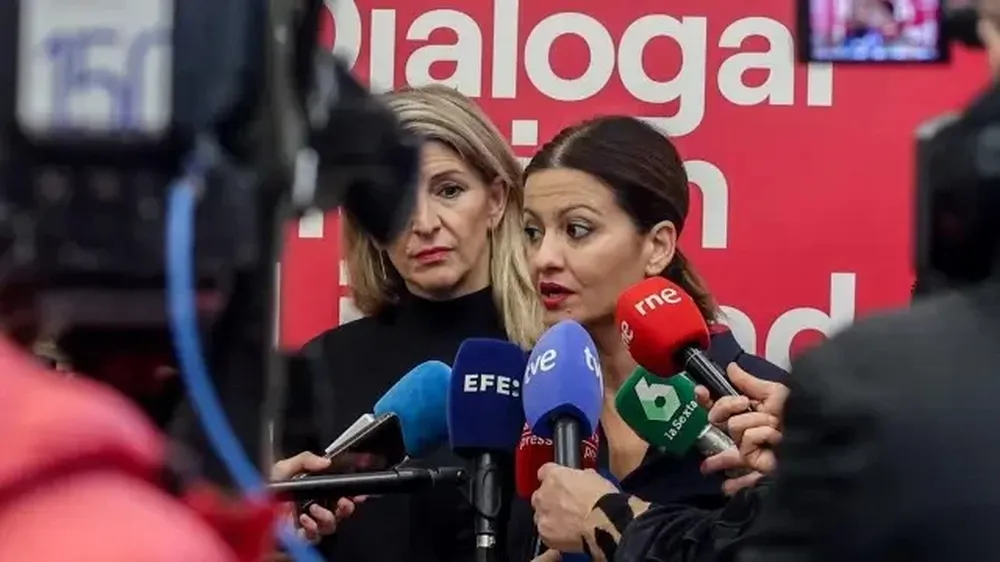 a ministra de Juventud, Sira Rego (IU), junto a la líder de Sumar, la vicepresidenta Yolanda Díaz