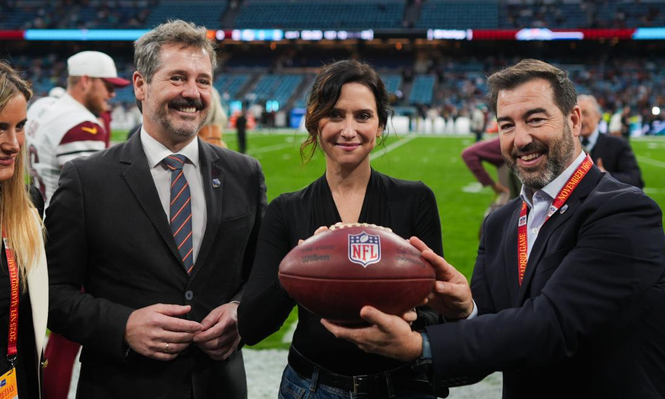 La presidenta de la Comunidad de Madrid, Isabel Díaz Ayuso junto Mariano De Paco Serrano