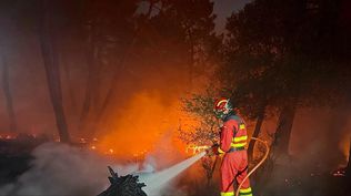 Bomberos trabajan en el incendio.