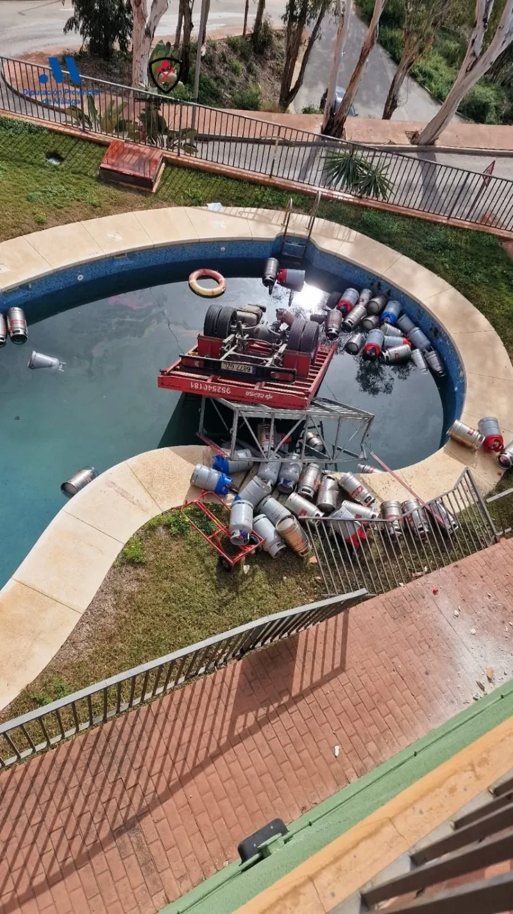 Un camión de bombonas cae en una piscina de una urbanización de Rincón de la Victoria.