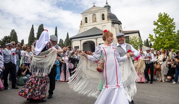 Chulapas y chulapos celebran San Isidro, día de Madrid