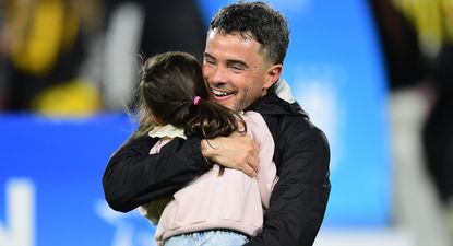 Lucas Hernández celebra con su hija la obtención del Torneo Clausura, tras anotar dos goles