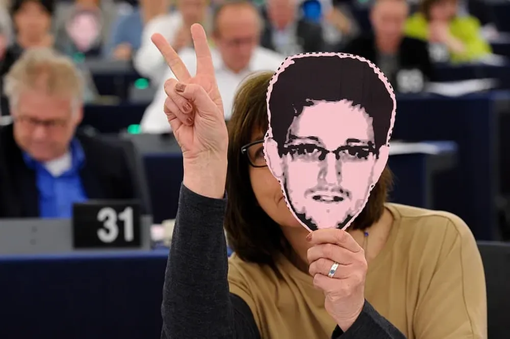 Las máscaras de Snowden en el Parlamento Europeo