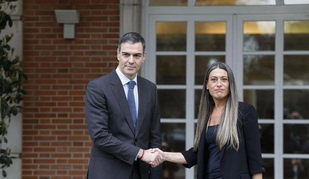 El presidente del Gobierno español, Pedro Sánchez, y la portavoz de Junts en el Congreso, MIriam Nogueras.