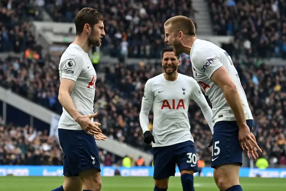 Rodrigo Bentancur celebra uno de los goles de Tottenham junto a Ben Davies y Eric Dier
