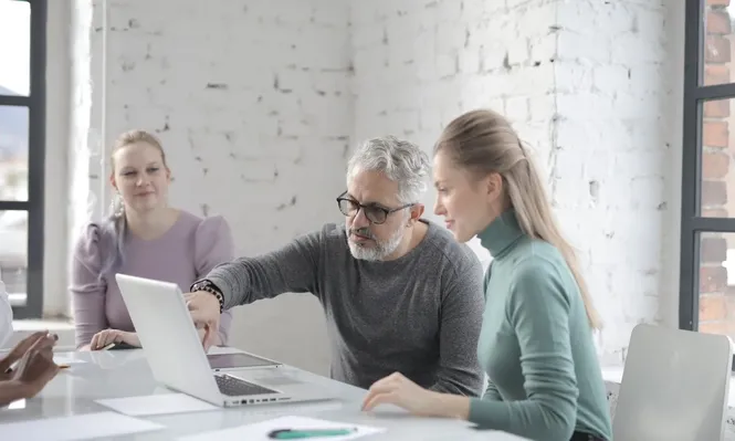 Permitir que las personas que hablan demasiado dominen una reunión es contraproducente