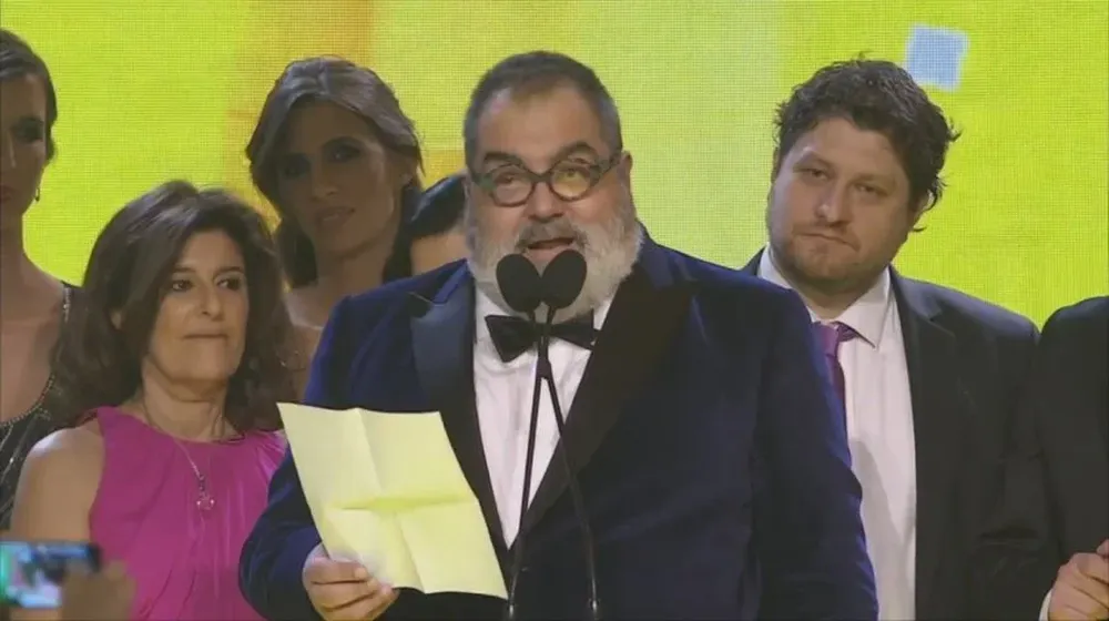 Jorge Lanata pronunciando uno de los discursos en el escenario del Hotel Hilton, en donde tuvo lugar la gala de los Martín Fierro 2016