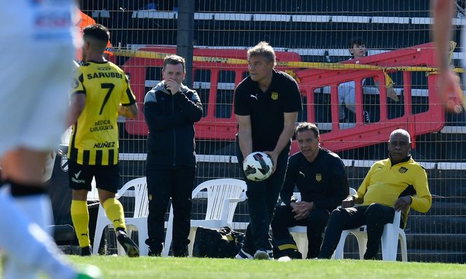 Diego Aguirre, técnico de Peñarol, ante Danubio en Jardines del Hipódromo