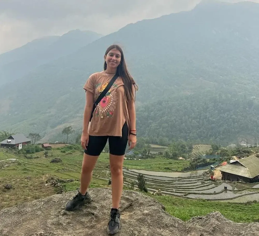 Valentina Fernández durante su estadía en Malasia, donde le robaron las tarjetas de crédito