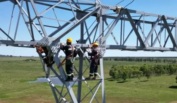 Obreros trabajan en la instalación de una torre en el cierre del anillo norte.