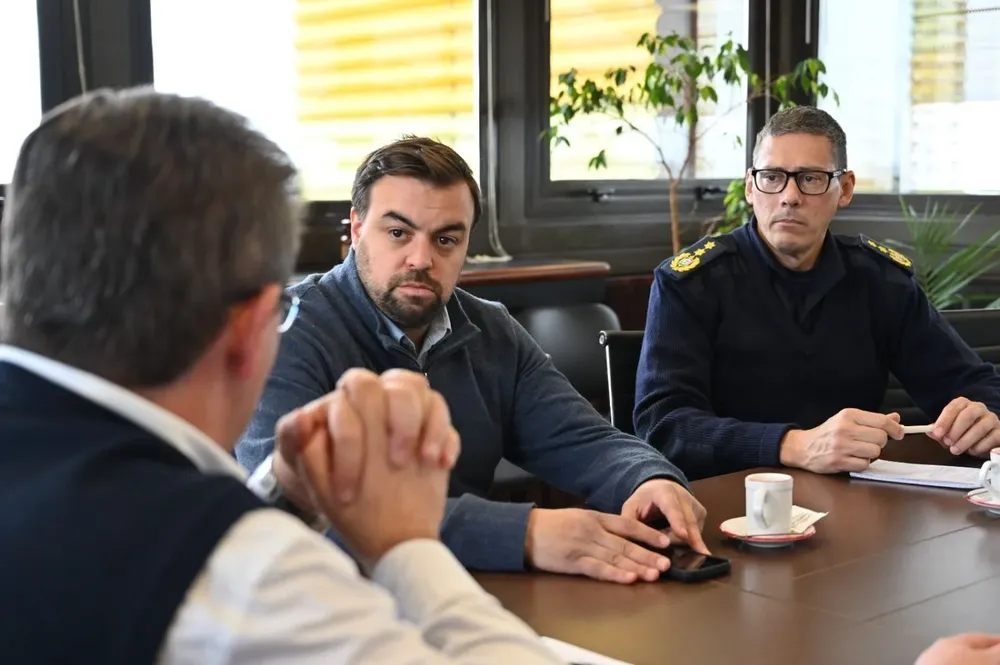 El asesor del ministro Luis Alberto Heber, Andrés Capretti, y el nuevo gerente de seguridad de ASSE, Gonzalo Larrosa