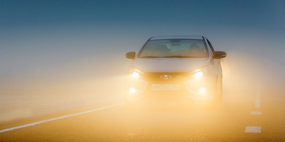Un vehículo en una carretera española con intensa niebla. 
