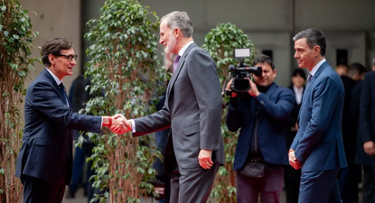 .Salvador Illa saluda a Felipe Vi, seguido por el presidente Pedro Sánchez en su llegada al Mobile World Congress en Barcelona