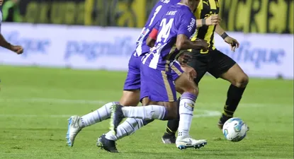 Matías Arezo de Peñarol marcado por dos rivales de Fénix