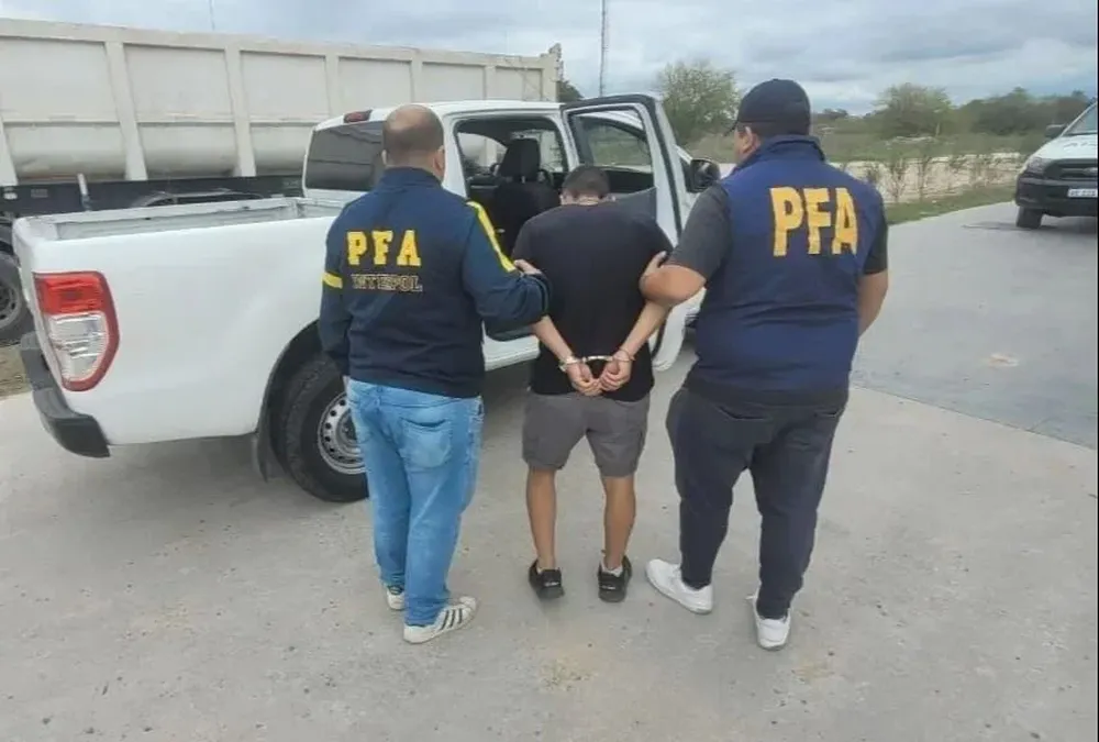 Momento en el que detuvieron a uno de los sospechosos