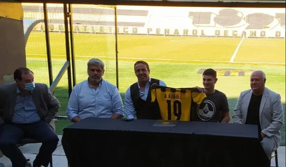 Agustín Álvarez Martínez firmó un contrato por tres años con Peñarol