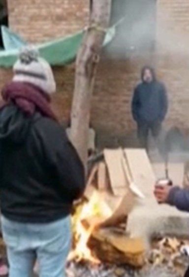 Usuarios de refugio protestaron en la mañana por cierre del centro