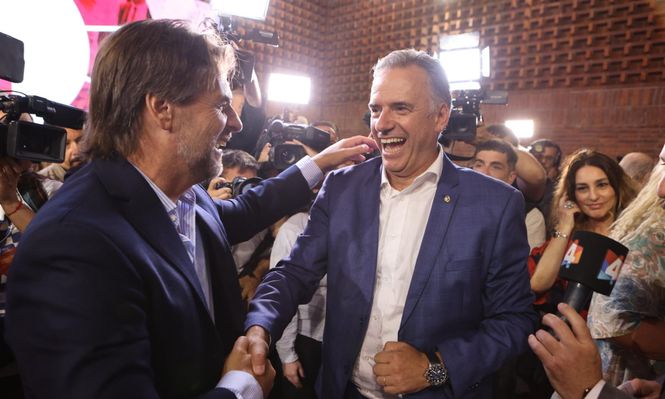 Archivo. Luis Lacalle Pou y Yamandú Orsi en el festejo del cumpleaños de Julio María Sanguinetti