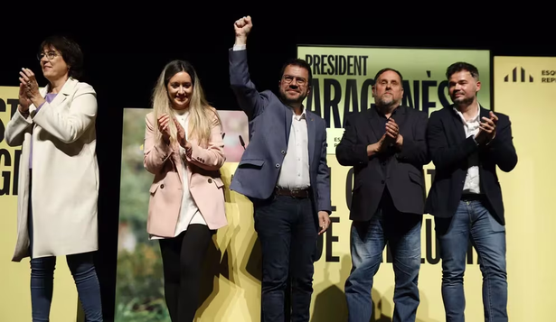 La cabeza de lista de ERC al Parlamento Europeo, Diana Riba; la candidata 12 de ERC por Barcelona, Ana Balsera; el candidato de ERC a la reelección, Pere Aragonès; el presidente de ERC, Oriol Junqueras y el portavoz de ERC en el Congreso, Gabriel Rufián.