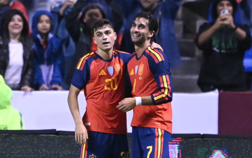 Festejo de Pedri y Ferrán en el 3-1 de España a Perú