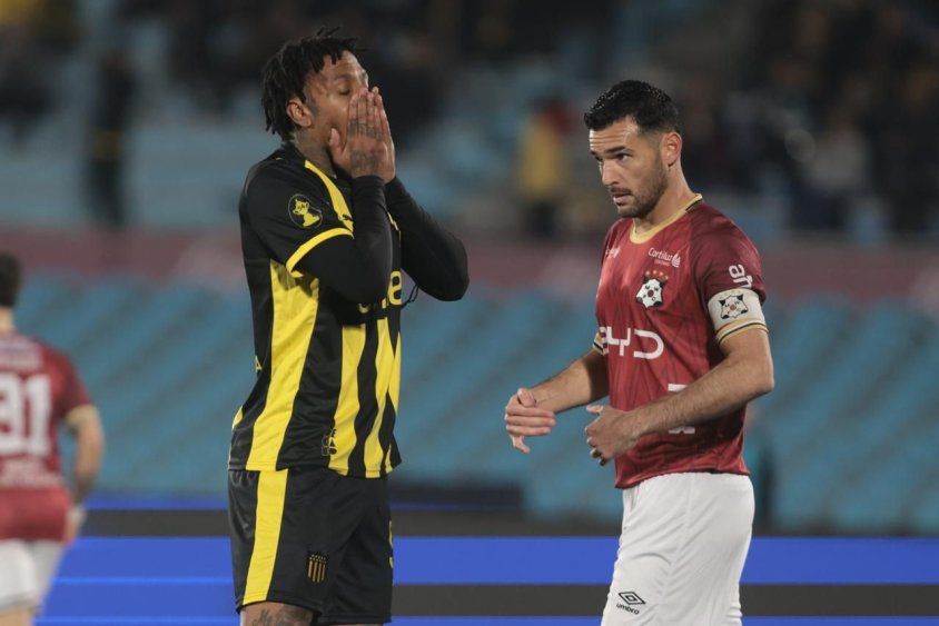 Abel Hernández de Peñarol ante Fabricio Formiliano de Wanderers en la final del Torneo Intermedio