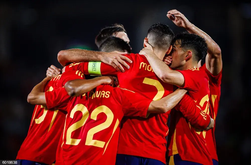 Los jugadores de España celebran el primero d Elos cinco goles contra Irlanda del Norte.