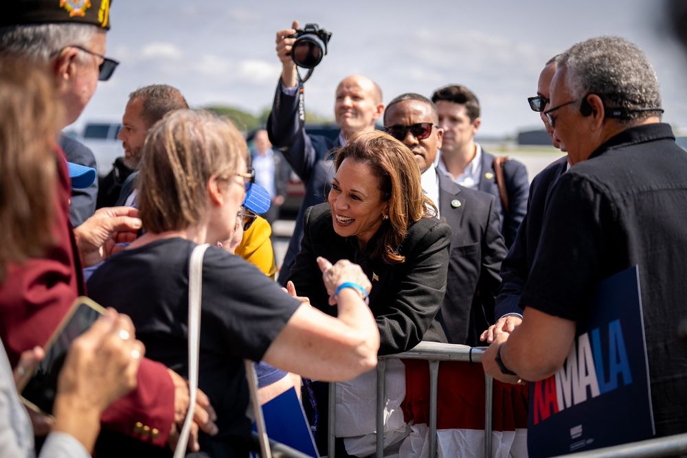 Kamala Harris saluda a seguidores en Pensilvania