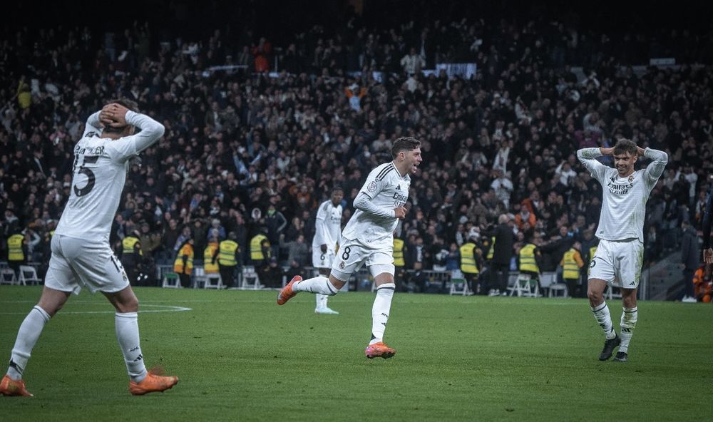 Federico Valverde celebra su golazo para Real Madrid, mientras Arda Guler y Asencio se toman la cabeza porque no pueden creer lo que acaban de ver