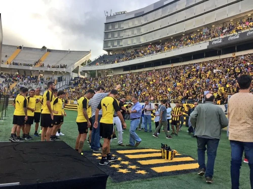 Los jugadores de Peñarol con su gente en el Campeón del Siglo