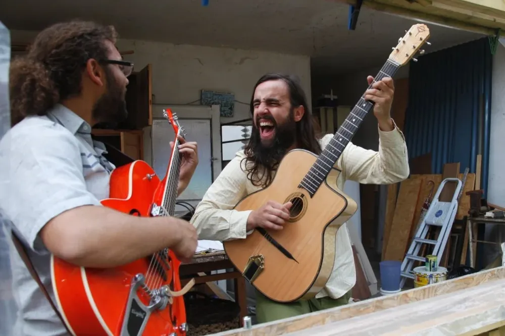 Nicolás Román (izq.) y Fede Graña junto al resto de Los Prolijos presentará el disco hoy en La Trastiend