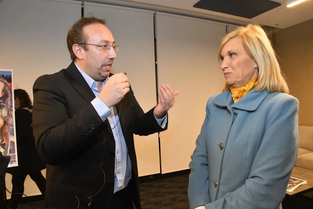 Luis Eduardo Inzaurralde entrevistando a Beatriz Argimón en la previa de Fútbolx100