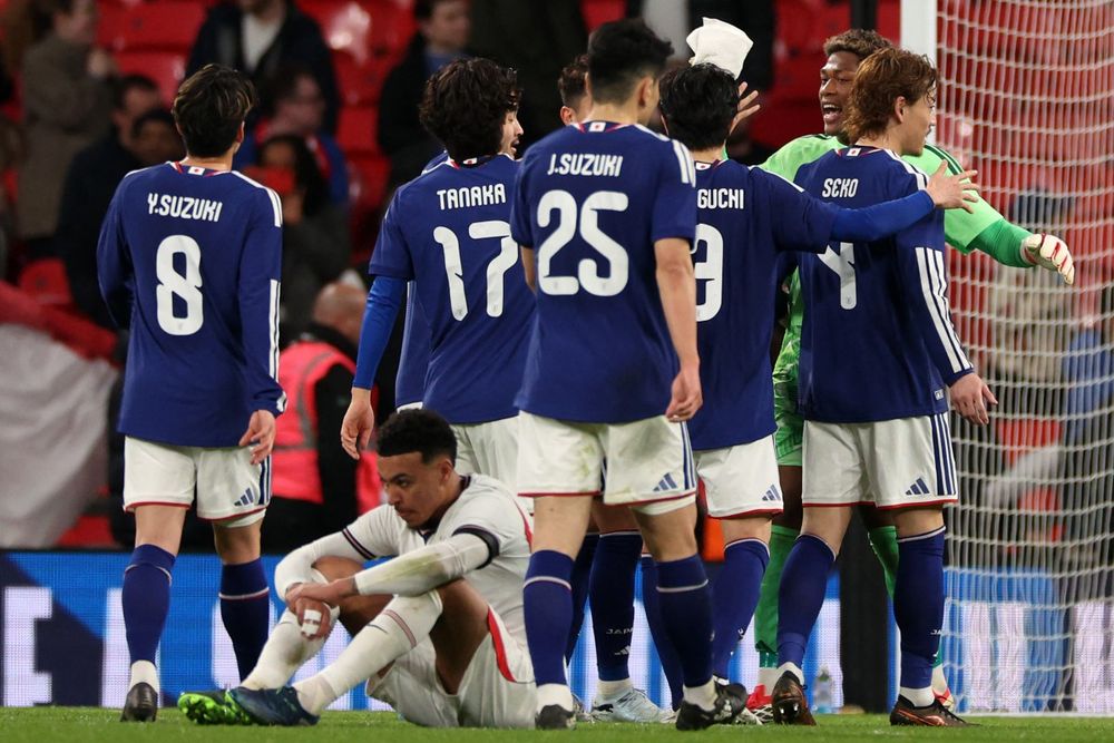 Morgan Rogers de Inglaterra sufre la celebración de los jugadores de Japón en Wembley