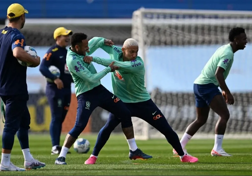 Neymar y Richarlison en el Centenario
