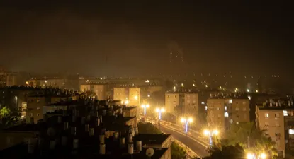 Una columna de humo por los bombardeos en Gaza cubre el cielo de Ashkelón, en Israel, durante la noche del 27 de octubre