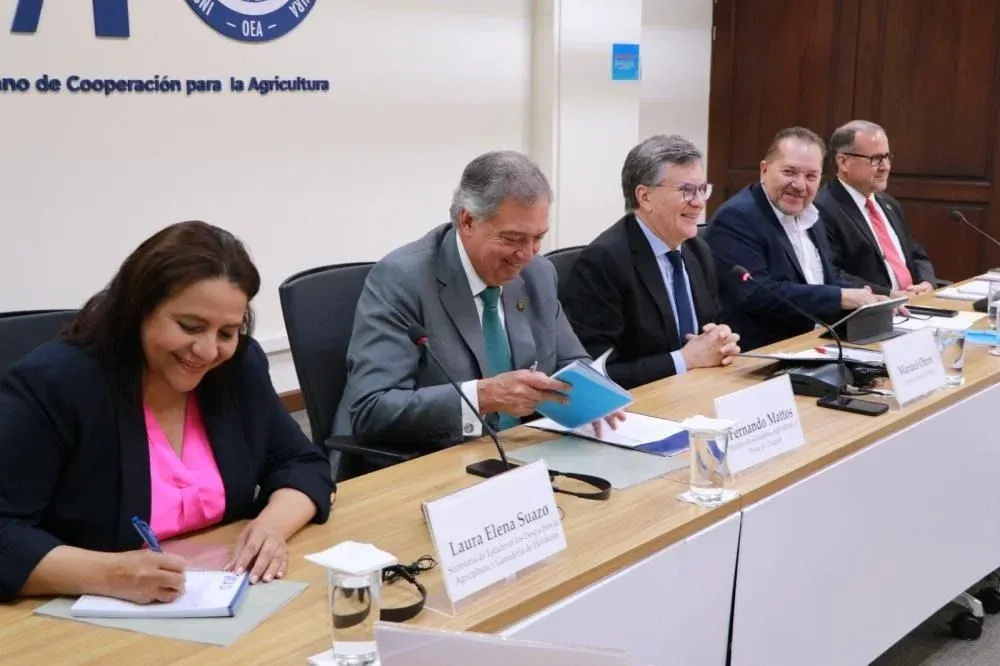 En la mesa principal: Secretaria de Agricultura y Ganadería de Honduras, Laura Suazo; Ministro de Ganadería, Agricultura y Pesca de Uruguay y presidente del Consejo Agropecuario del Sur (CAS), Fernando Mattos; Director General del IICA, Manuel Otero; Ministro de Agricultura y Ganadería de El Salvador, Óscar Enrique Guardado Calderón y presidente Pro Tempore del Consejo Agropecuario Centroamericano (CAC) y Lloyd Day Subdirector del IICA.