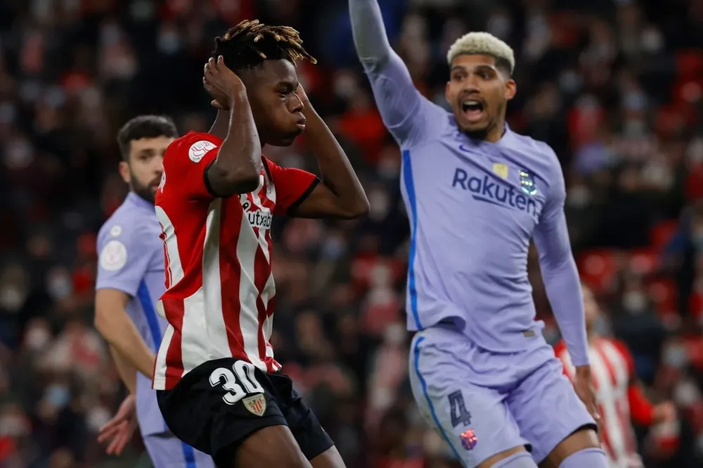 Nico Williams ante Araujo