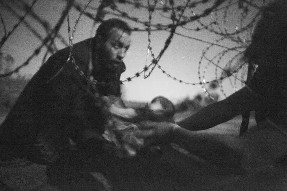 Foto de un bebé refugiado de Warren Richardson que ganó el World Press Photo.