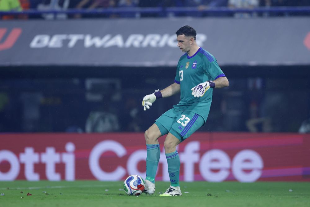 Dibu Martínez en el amistoso ante Mauritania