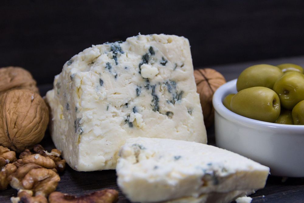 Con 2,7 g por cada 100 g de queso, el queso azul tiene más sal que el agua de mar.