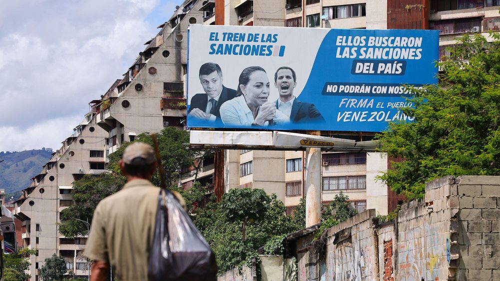 Una valla en Caracas acusa a Machado y otros políticos opositores a Maduro de buscar sanciones contra Venezuela.
