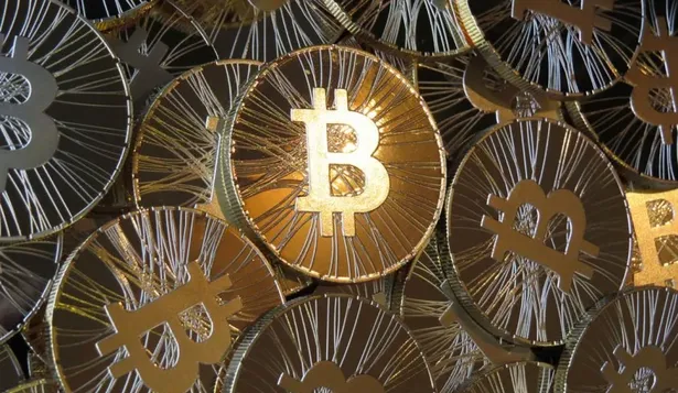 Bitcoin se pincha tras alza de casi 50% en dos jornadas