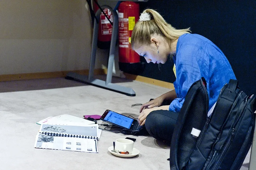 Una joven consulta su portátil