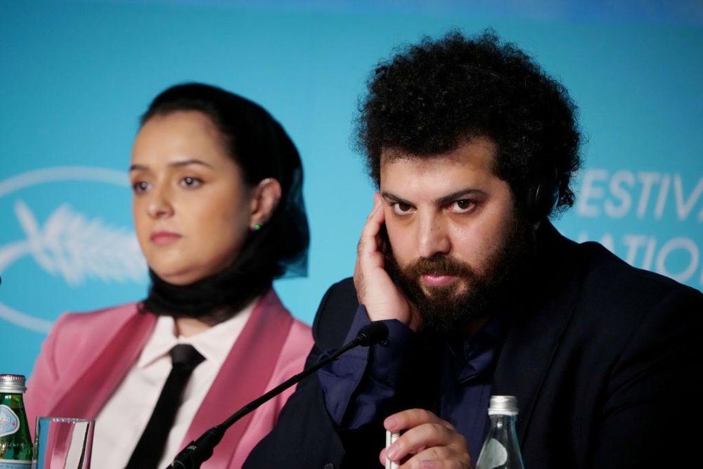 A Saeed Roustaee (derecha), director de la aclamada película "La familia de Leila", se le prohibió que se asociara con personas activas en el mundo del cine.